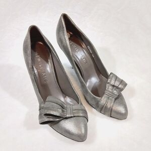 H Williams Pewter Heels Bows